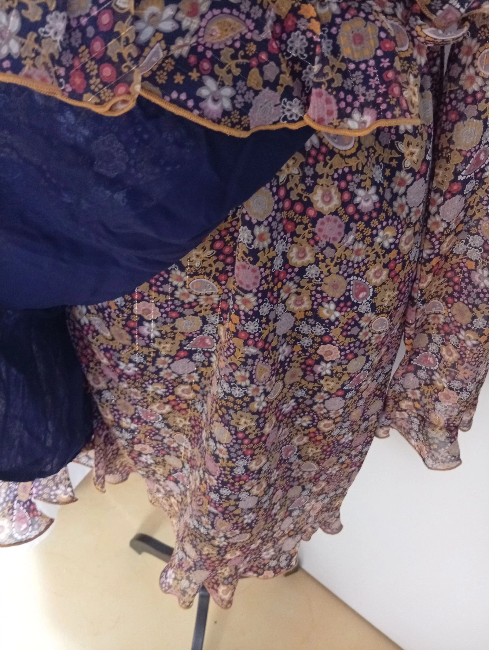 Vestido envolvente floral con hilos metálicos dorados incrustados precio de compra 59.90 euros – photo 2